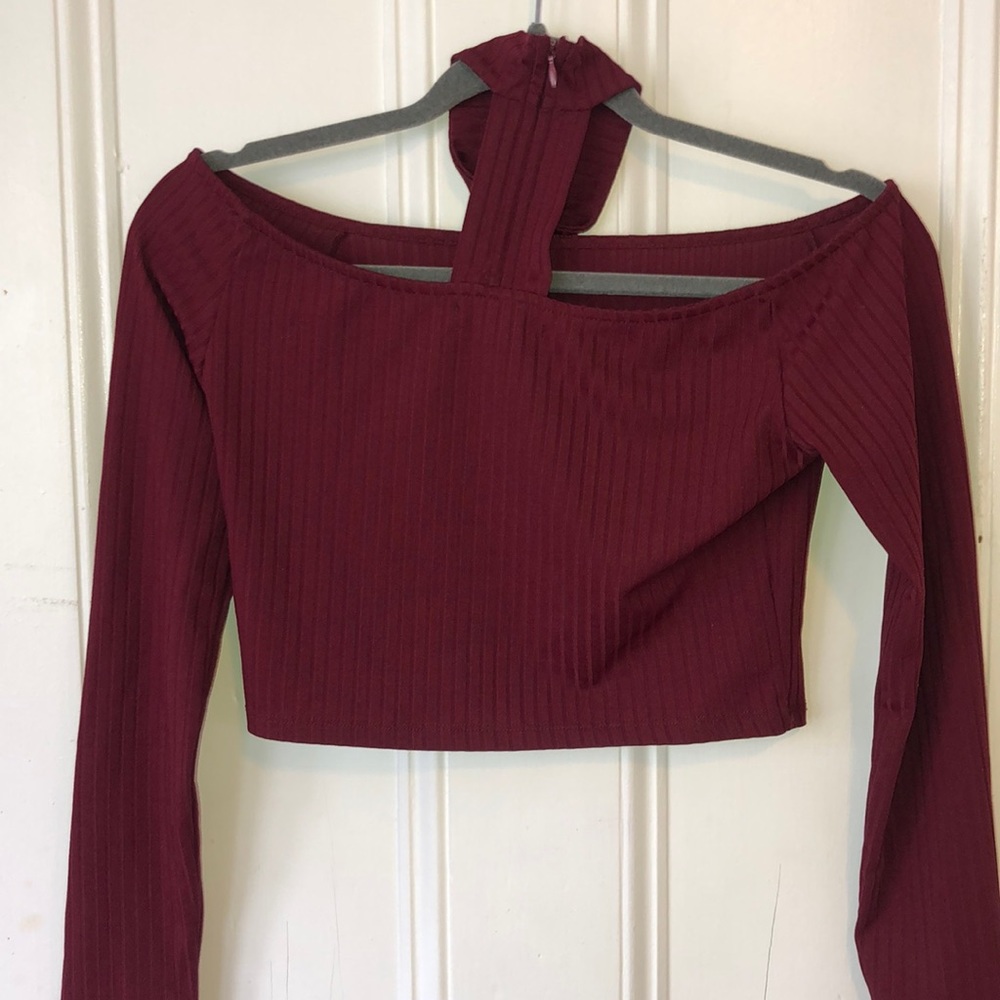 Off the Shoulder with attached choker - Picture 2 of 3